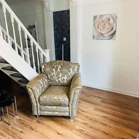 The White House - Cheerful 3 Bedroom Home In Wigan - Ince - Sleeps 7 - Parking - Work Space - Great Motorway Links Kültér fotó