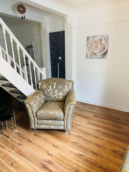 The White House - Cheerful 3 Bedroom Home In Wigan - Ince - Sleeps 7 - Parking - Work Space - Great Motorway Links Kültér fotó