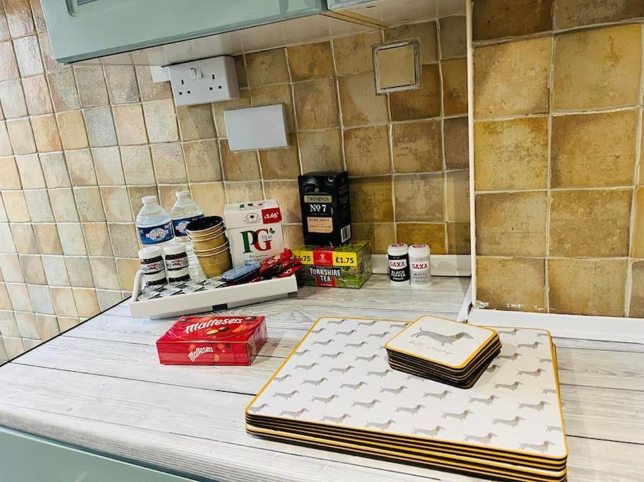 The White House - Cheerful 3 Bedroom Home In Wigan - Ince - Sleeps 7 - Parking - Work Space - Great Motorway Links Kültér fotó