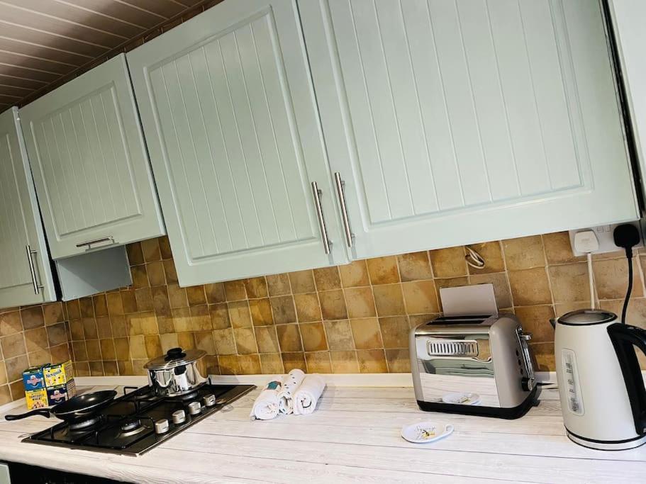 The White House - Cheerful 3 Bedroom Home In Wigan - Ince - Sleeps 7 - Parking - Work Space - Great Motorway Links Kültér fotó