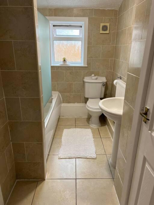 The White House - Cheerful 3 Bedroom Home In Wigan - Ince - Sleeps 7 - Parking - Work Space - Great Motorway Links Kültér fotó
