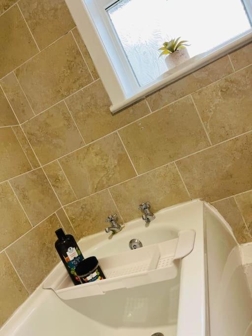 The White House - Cheerful 3 Bedroom Home In Wigan - Ince - Sleeps 7 - Parking - Work Space - Great Motorway Links Kültér fotó