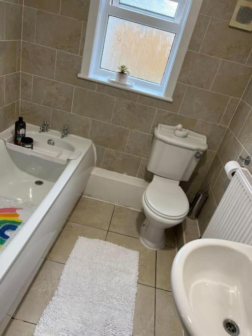 The White House - Cheerful 3 Bedroom Home In Wigan - Ince - Sleeps 7 - Parking - Work Space - Great Motorway Links Kültér fotó