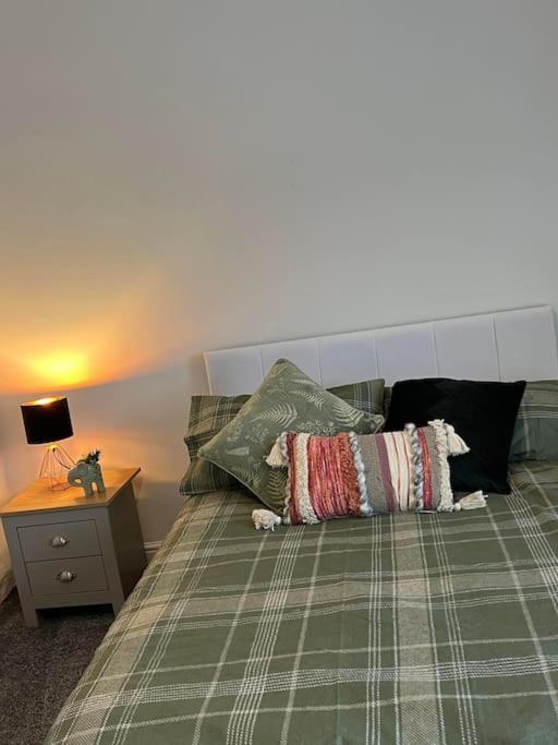 The White House - Cheerful 3 Bedroom Home In Wigan - Ince - Sleeps 7 - Parking - Work Space - Great Motorway Links Kültér fotó