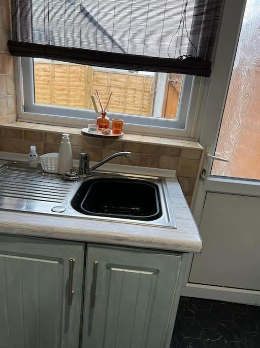 The White House - Cheerful 3 Bedroom Home In Wigan - Ince - Sleeps 7 - Parking - Work Space - Great Motorway Links Kültér fotó