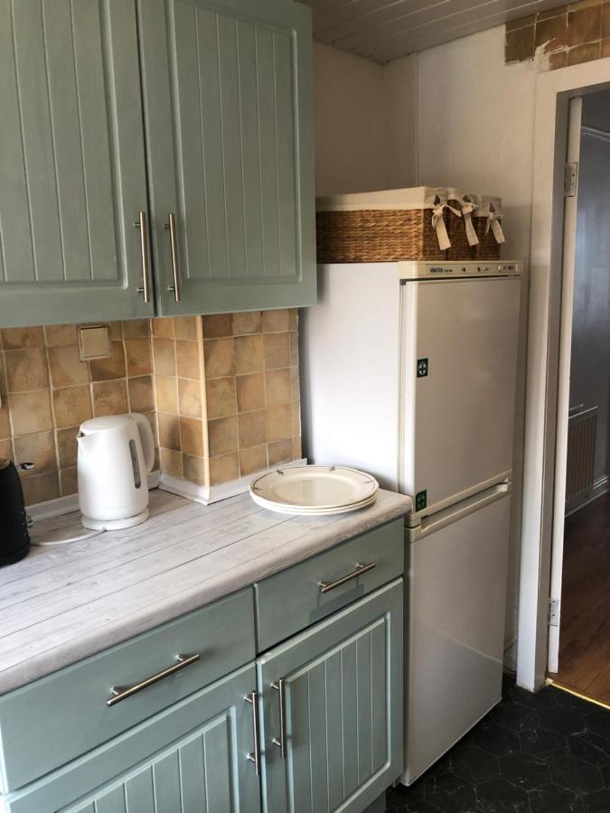 The White House - Cheerful 3 Bedroom Home In Wigan - Ince - Sleeps 7 - Parking - Work Space - Great Motorway Links Kültér fotó